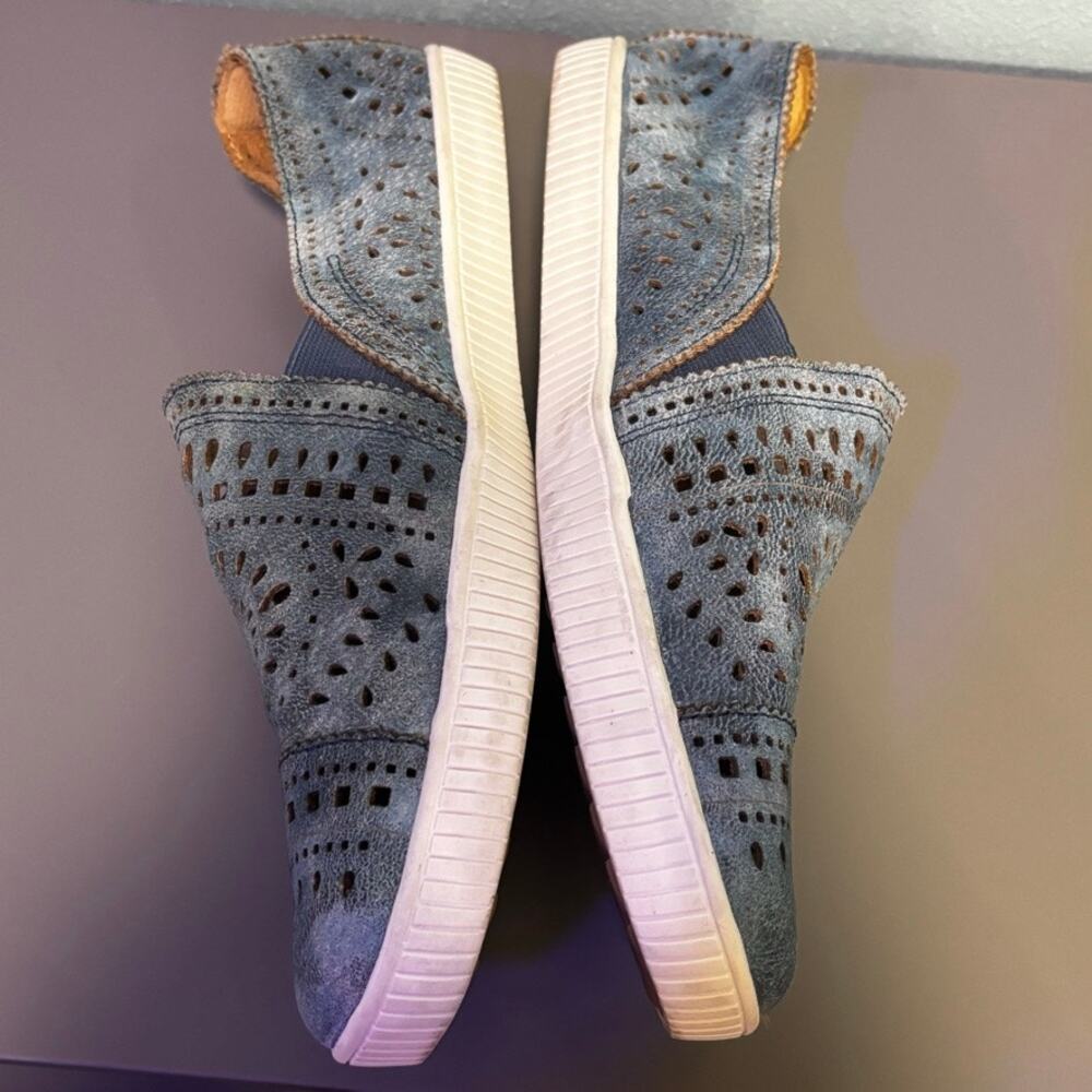 Earth Denim Blue Perforated Slip-On Sneakers Size 7.5 Laser Cut Floral Detail - Picture 5 of 8